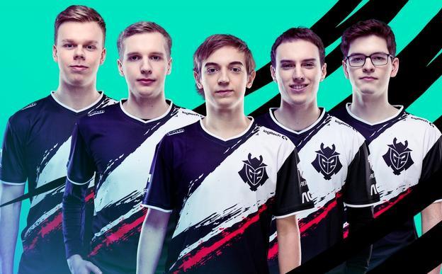 双方在中场 双方在中场